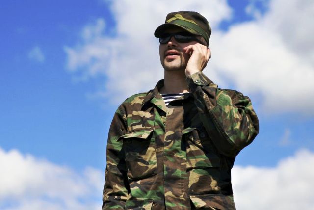 украинский военный с мобильным телефоном