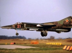 Одноместный истребитель-бомбардировщик с изменяемой геометрией крыла Миг-27.