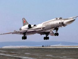 Трехместный средний бомбардировщик-ракетоносец Ту-22.
